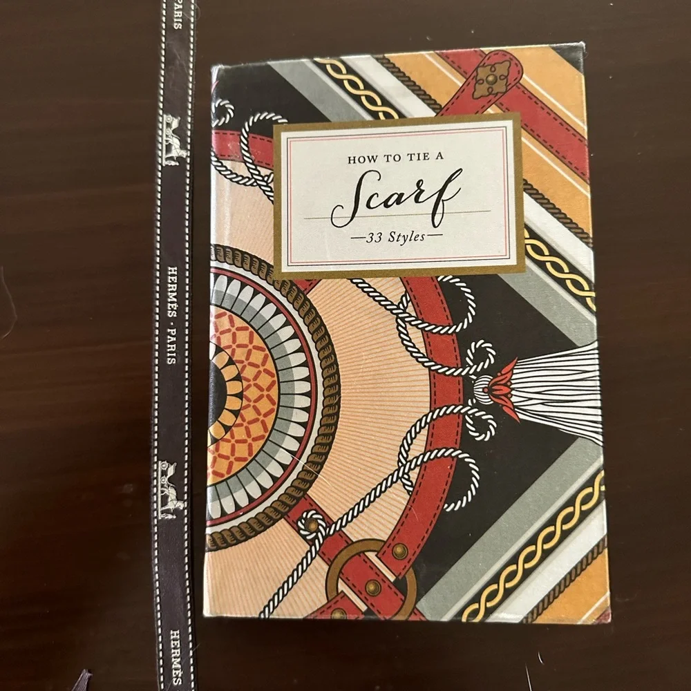 HOW to TIE a SCARF BOOK. Detailed pictures of 33 styles. Hermès ribbon bookmark. - Picture 14 of 14